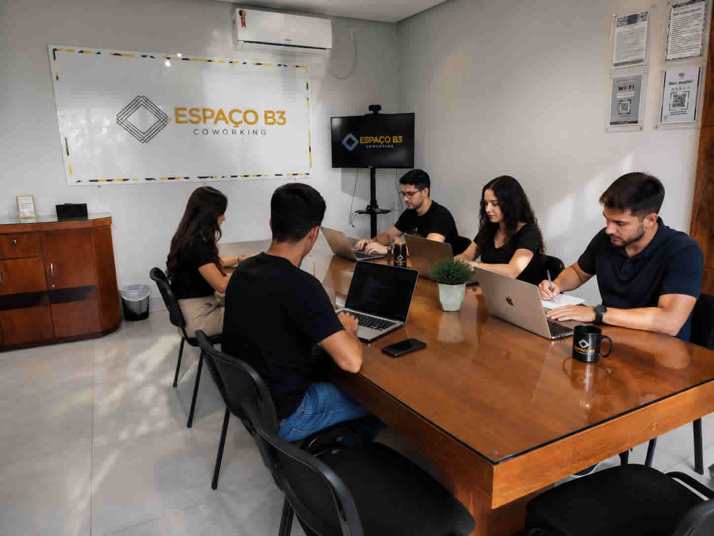 Ambiente corporativo moderno - Espaço B3